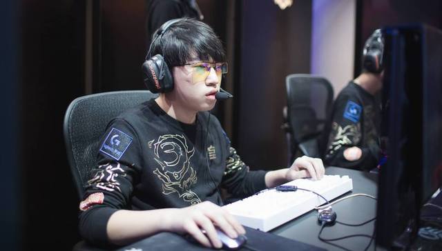 强调年轻球 强调年轻球